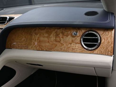 Certified 2024 Bentley Bentayga Plug-In Hybrid image 34