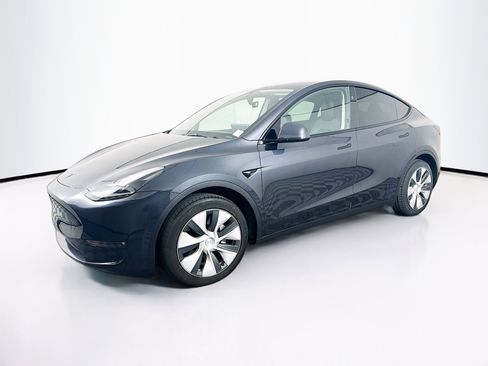 Used 2024 Tesla Model Y Long Range AWD/4WD image 3