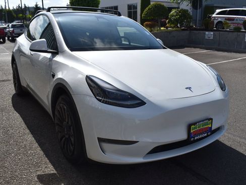 Used 2023 Tesla Model Y Long Range AWD/4WD image 3