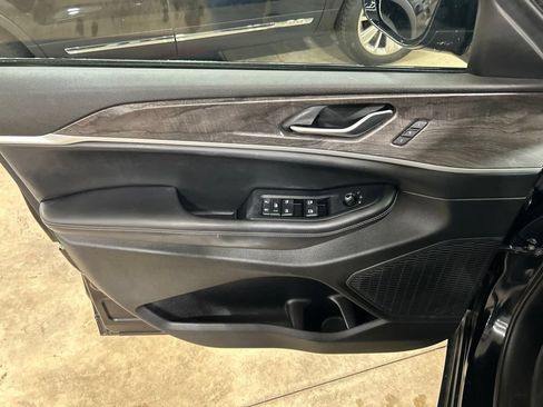 Used 2023 Jeep Grand Cherokee Limited w/ Black Appearance Package AWD/4WD image 15