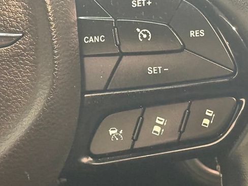Used 2022 Chrysler Pacifica Limited w/ Uconnect Theater Family Group FWD image 19