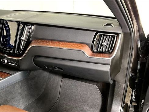 Used 2023 Volvo XC60 B5 Plus image 16