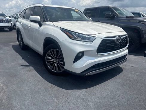 Used 2020 Toyota Highlander Platinum AWD/4WD image 3