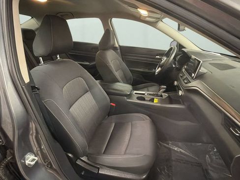 Used 2025 Nissan Altima 2.5 SV FWD image 9
