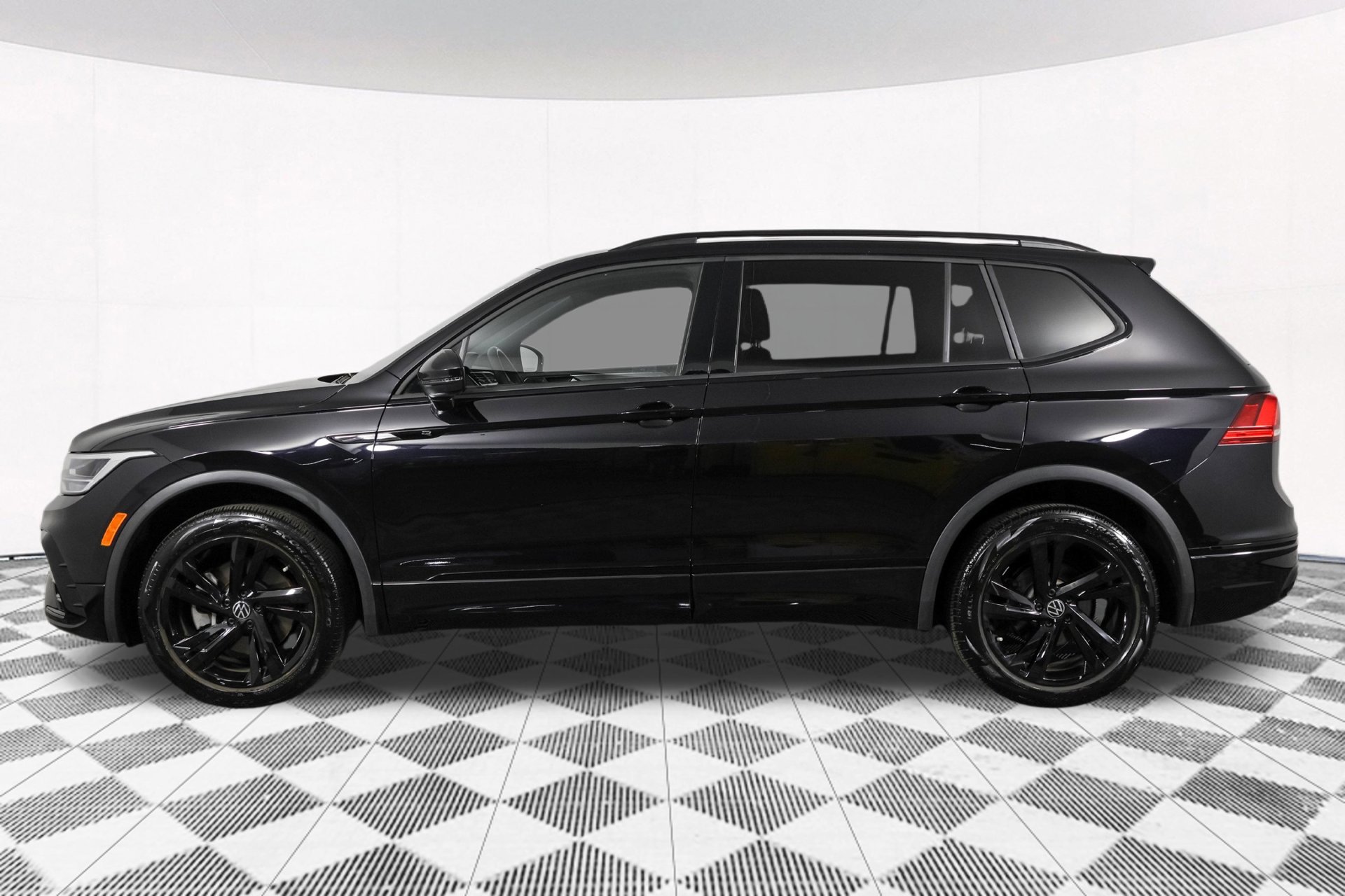 Used 2023 Volkswagen Tiguan SE R-Line AWD/4WD image 22