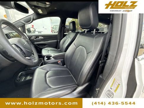 Used 2025 Chrysler Pacifica Select FWD image 18