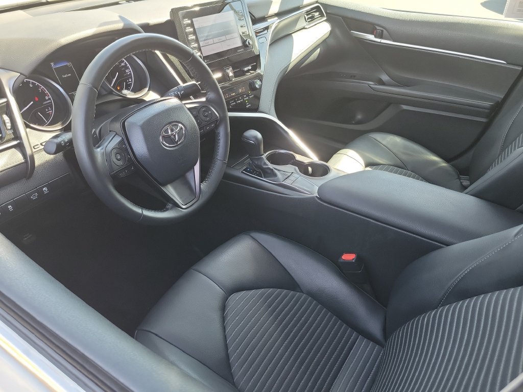 Used 2023 Toyota Camry SE w/ Convenience Package FWD image 3
