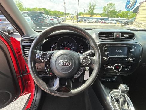 Used 2017 Kia Soul + FWD image 23