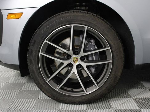 Certified 2025 Porsche Macan image 30