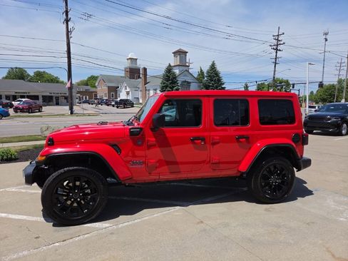 Certified 2025 Jeep Wrangler Unlimited Sahara w/ Safety Group AWD/4WD image 8