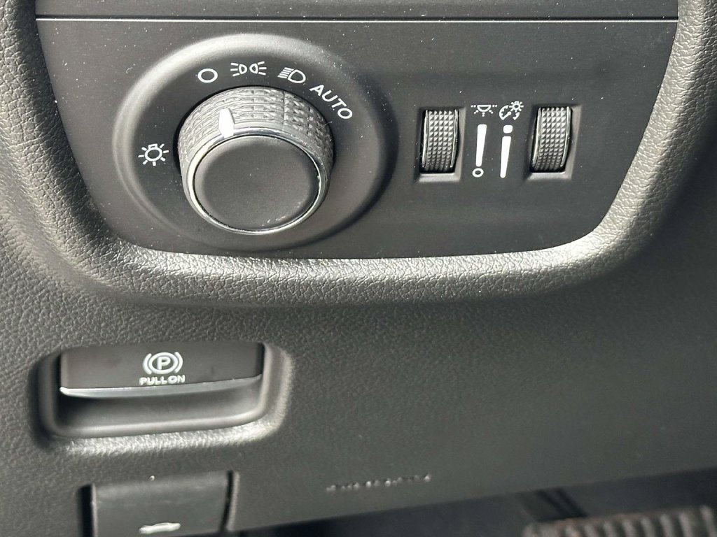 Used 2025 Jeep Grand Cherokee L Altitude AWD/4WD image 29
