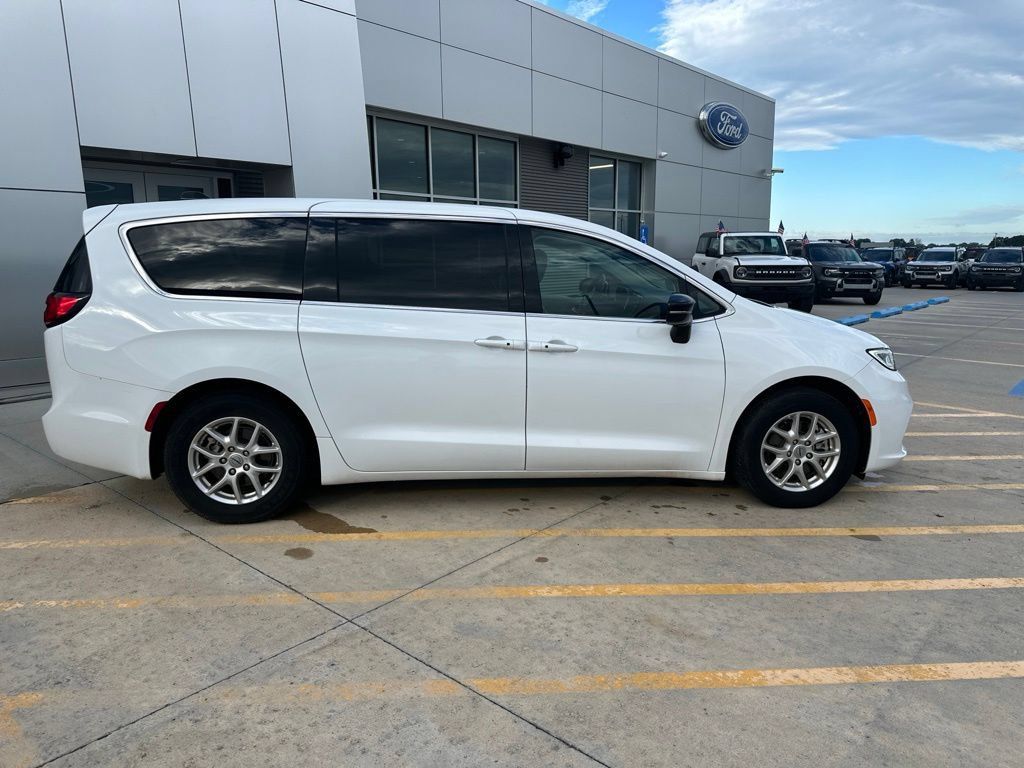 Used 2024 Chrysler Pacifica Touring-L FWD image 8