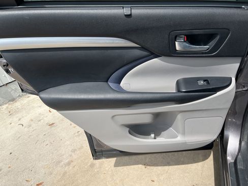 Used 2015 Toyota Highlander XLE FWD image 13