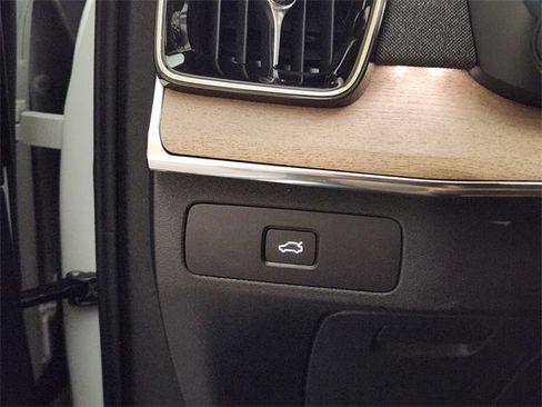 Used 2025 Volvo XC90 B5 Plus image 22