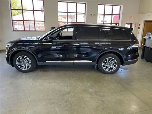 Used 2023 Lincoln Aviator AWD image 5