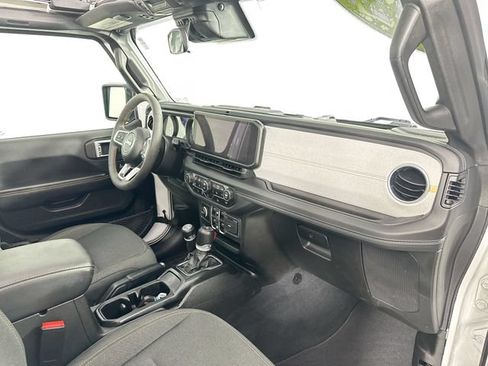 Used 2024 Jeep Wrangler Unlimited Sahara AWD/4WD image 30