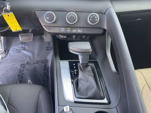 Used 2024 Hyundai Elantra SE FWD image 26
