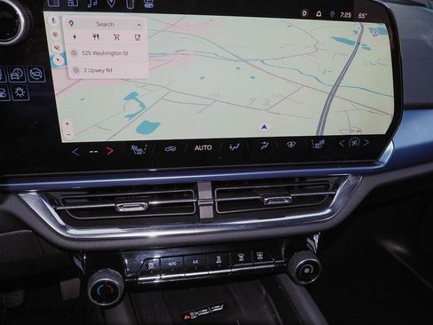 Used 2025 Chevrolet Equinox EV LT w/ Convenience Package image 8