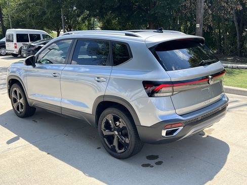 Certified 2025 Volkswagen Taos SEL image 8