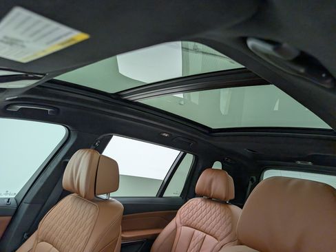 New 2026 BMW X7 M60i image 16