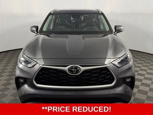 Used 2023 Toyota Highlander XLE FWD image 2