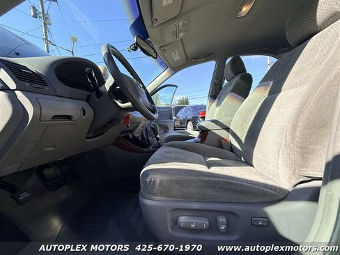 Used 2004 Toyota Camry XLE FWD image 9