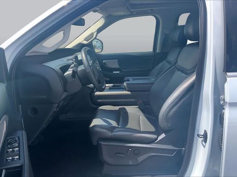 Used 2025 Ford Expedition Active AWD/4WD image 8