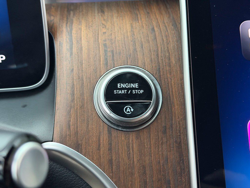 Used 2025 Mercedes-Benz GLC 300 4MATIC image 28