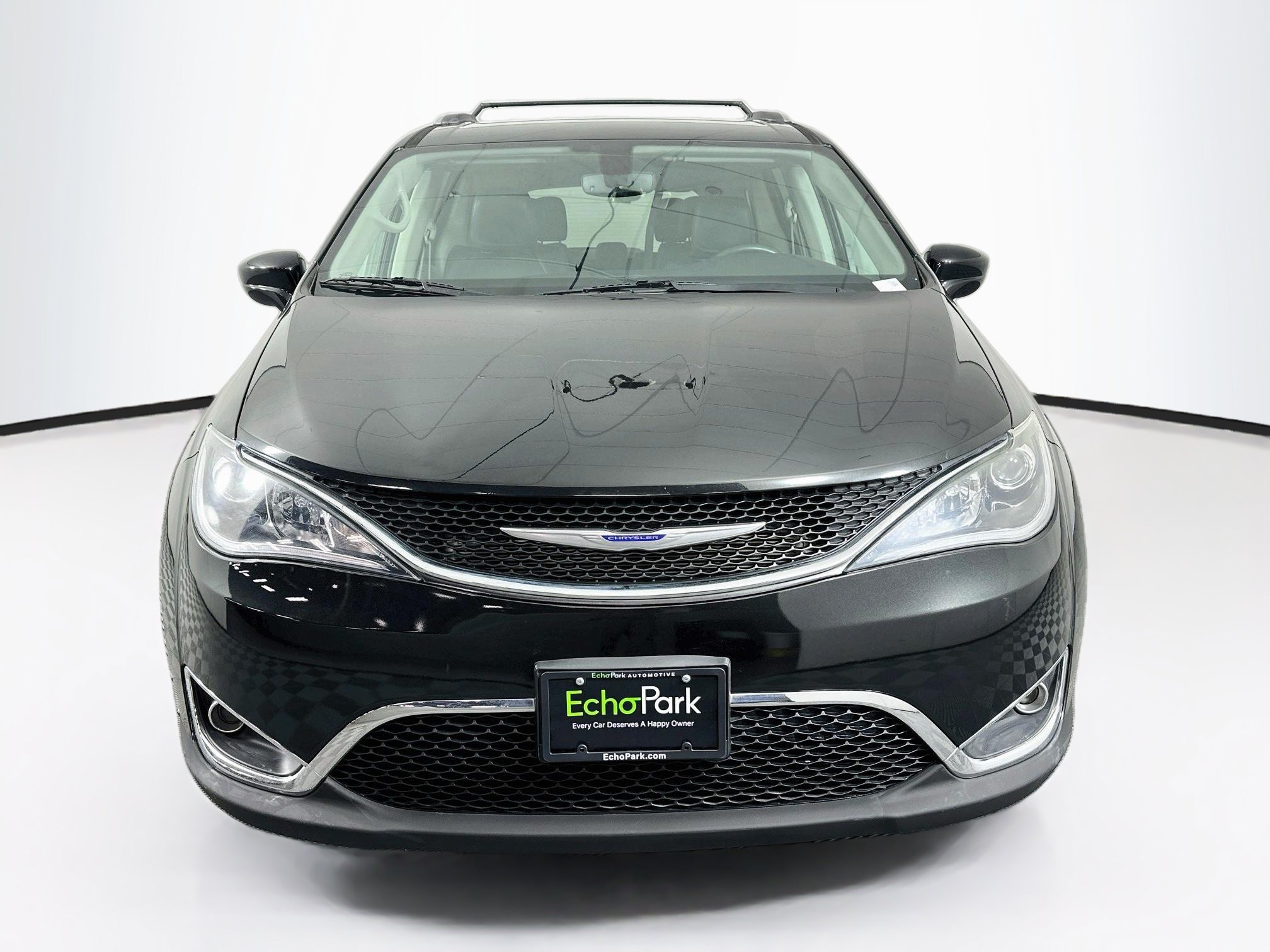 Used 2020 Chrysler Pacifica Touring-L w/ Tire & Wheel Group FWD image 2