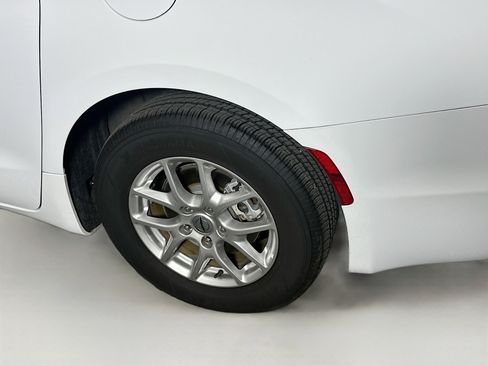 Used 2024 Chrysler Pacifica Touring-L image 11