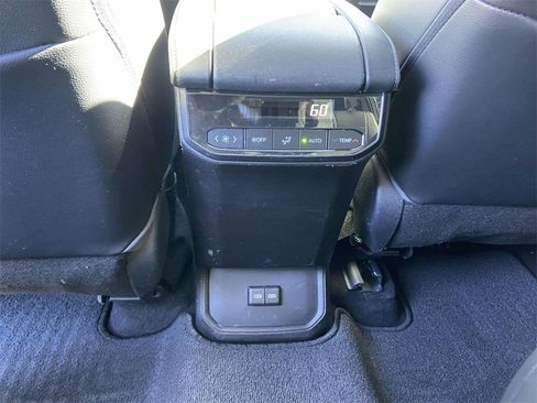 Used 2022 Toyota Highlander XLE image 18