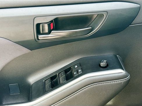 Used 2023 Toyota Highlander LE FWD image 23