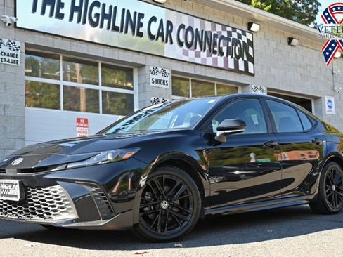 Used 2025 Toyota Camry SE image 1