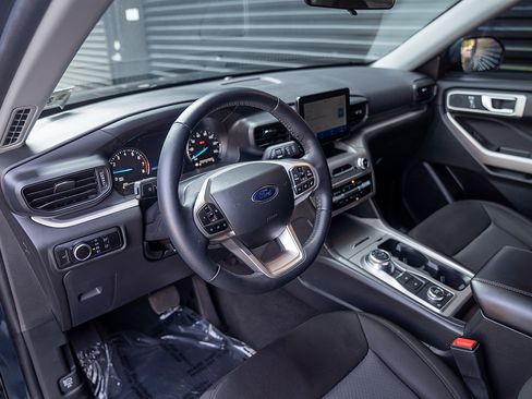 Used 2023 Ford Explorer XLT AWD/4WD image 4