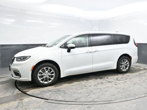 Used 2023 Chrysler Pacifica Touring-L image 3