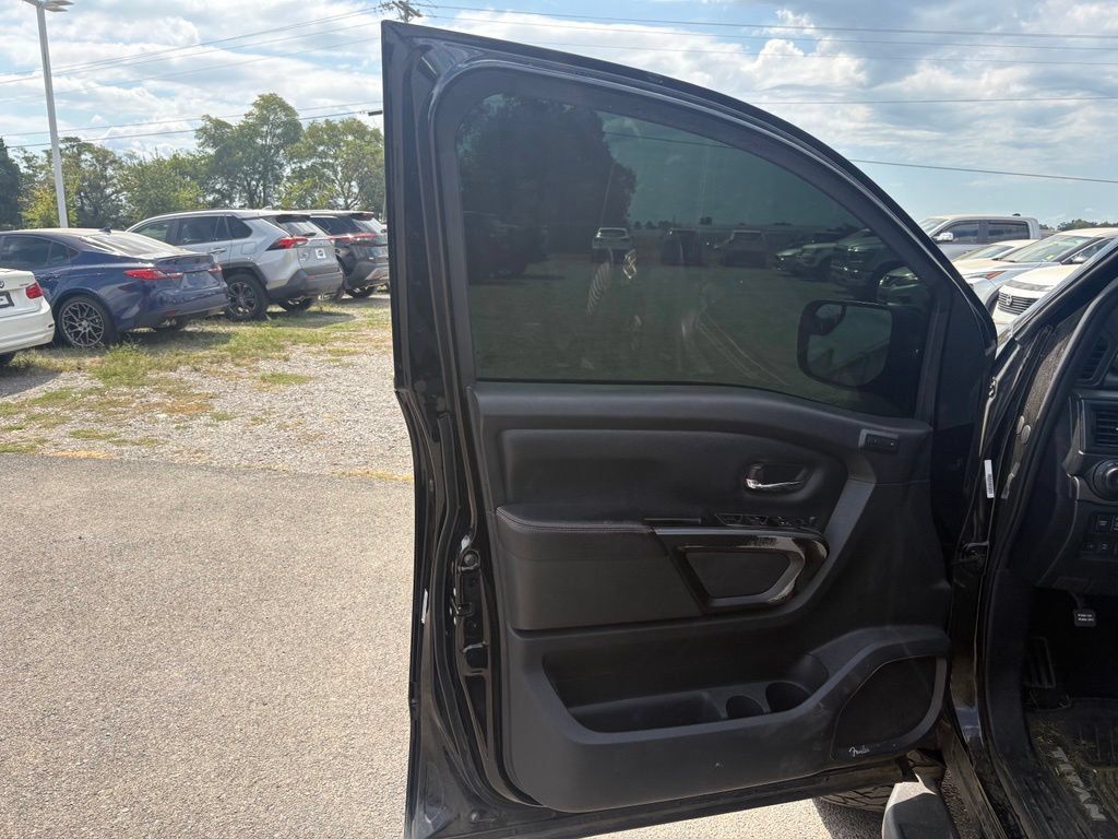 Used 2020 Nissan Titan PRO-4X w/ Pro-4x Convenience Package AWD/4WD image 15
