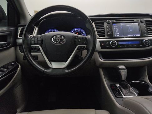 Used 2019 Toyota Highlander XLE FWD image 22