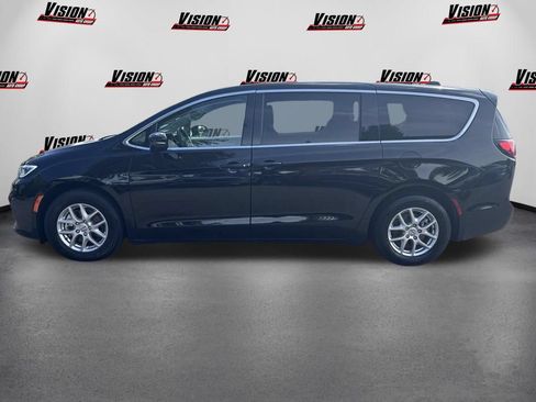 Used 2024 Chrysler Pacifica Touring-L FWD image 10