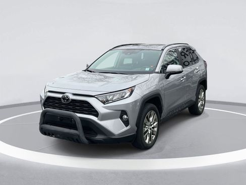 Used 2020 Toyota RAV4 XLE Premium image 4