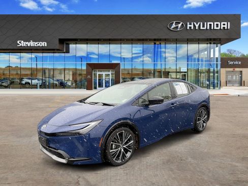 Used 2025 Toyota Prius XLE FWD image 3