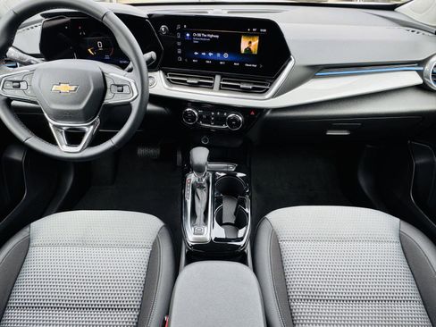Used 2025 Chevrolet Trax LT w/ LT Convenience Package image 22