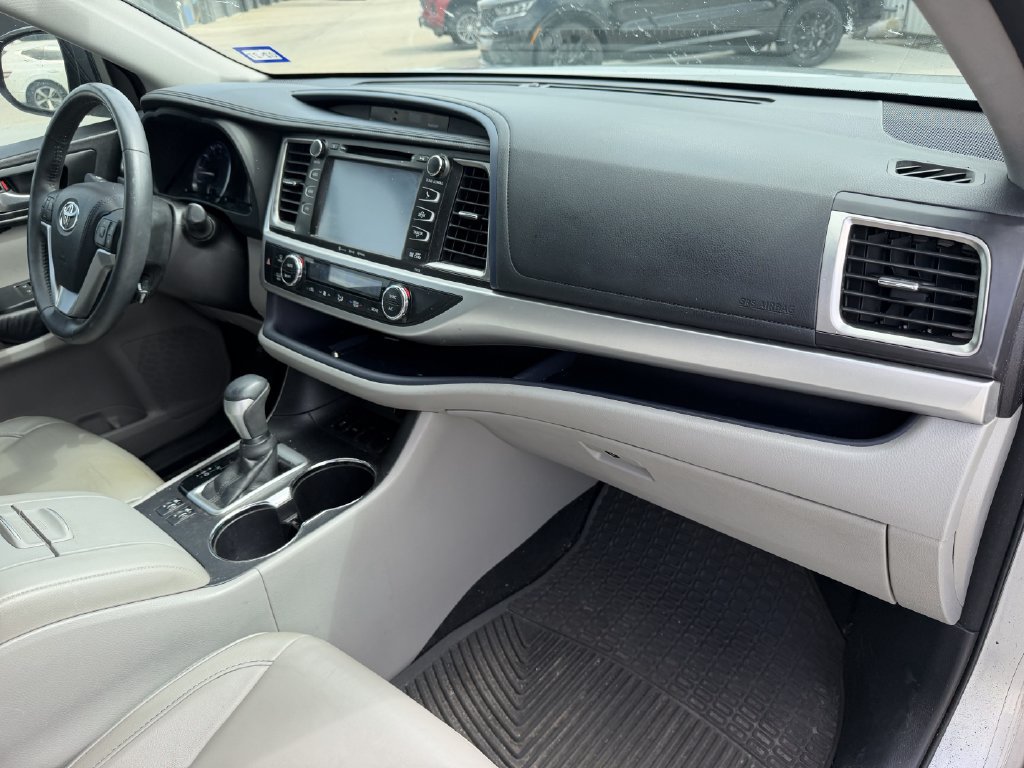 Used 2016 Toyota Highlander XLE FWD image 28