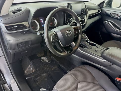 Used 2020 Toyota Highlander LE image 23