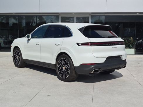 Certified 2025 Porsche Cayenne AWD/4WD image 3