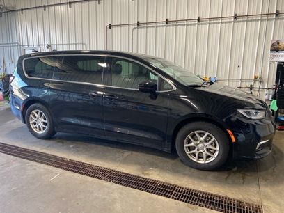 Used 2025 Chrysler Pacifica Select