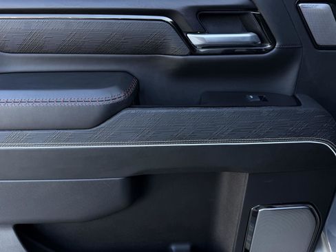 Used 2025 GMC Sierra 2500 AT4X image 12