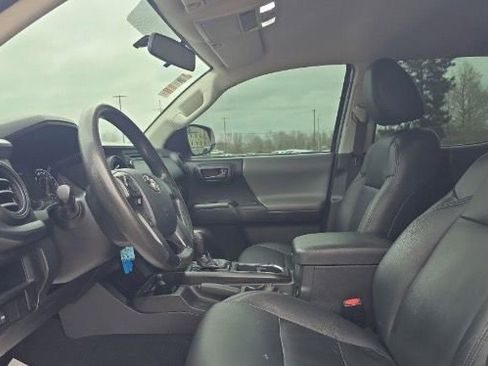 Used 2017 Toyota Tacoma SR image 7