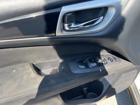 Used 2015 Nissan Pathfinder SV AWD/4WD image 10