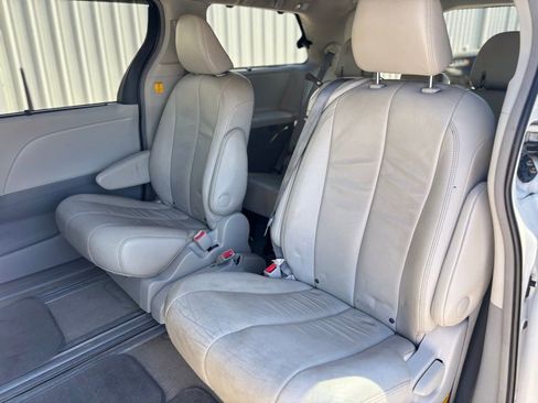 Used 2013 Toyota Sienna XLE image 17