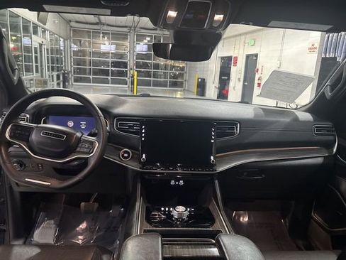 Used 2024 Jeep Wagoneer L Series II w/ Flexible Seating Group image 18